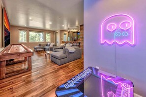 Smart TV, DVD player, stereo, offices - PeakView Tahoe:Hot Tub, New Luxury, Game Room, A/C (South Lake Tahoe)