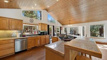 Geladeira, micro-ondas, fogão, cooktop