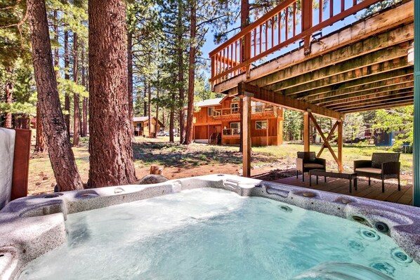 Outdoor spa tub - Tahoe Cabin: Near Heavenly, Hot Tub, Pool+Foosball Tables, 10 Beds, Walk-to-Hiking, Recent Updates (South Lake Tahoe)