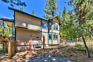 Children's area - Tahoe Cabin: Near Heavenly, Hot Tub, Pool+Foosball Tables, 10 Beds, Walk-to-Hiking, Recent Updates (South Lake Tahoe)