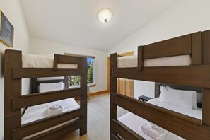 4 habitaciones, tabla de planchar con plancha y cuna de viaje 
