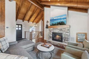 Smart TV, fireplace, video games, DVD player - The Tahoe Treehouse: Hot Tub, High-end, Views (Tahoe Vista)