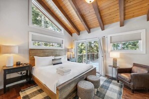 4 bedrooms, iron/ironing board, free WiFi, bed sheets - The Tahoe Treehouse: Hot Tub, High-end, Views (Tahoe Vista)