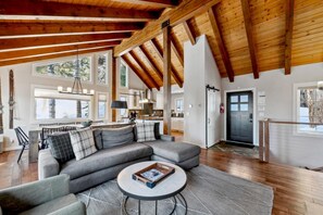 Smart TV, chimenea, videojuegos y reproductor de DVD