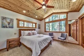 4 bedrooms, desk, iron/ironing board, travel cot - Truckee Summer/Golf Lodge: 9 Beds, Location, Games (Truckee)