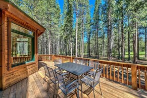 Outdoor dining - Truckee Summer/Golf Lodge: 9 Beds, Location, Games (Truckee)
