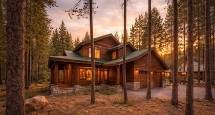 Summer and Golf Haven: 9 Beds, Foosball, Fireplace, Beautiful Location