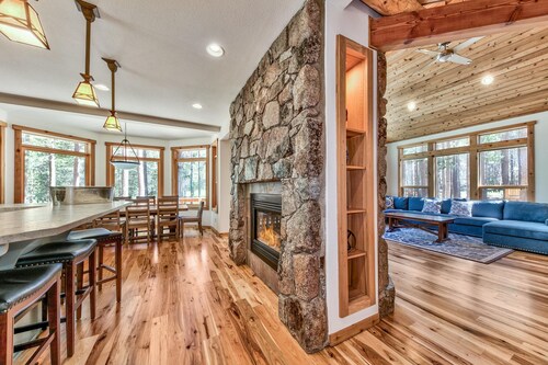 Winter Haven: 9 Beds, Foosball, Fireplace, Beautiful Location