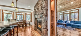 Winter Haven: 9 Beds, Foosball, Fireplace, Beautiful Location