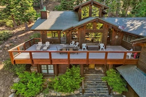 Outdoor dining - Ski-in/Ski-Out, HGTV Featured Luxury 4,500 Sq Ft, Private Sauna and Hot Tub (Truckee)