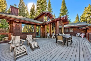 Outdoor dining - Ski-in/Ski-out, HGTV Featured Luxury 4,500 Sq Ft, Private Sauna and Hot Tub (Truckee)