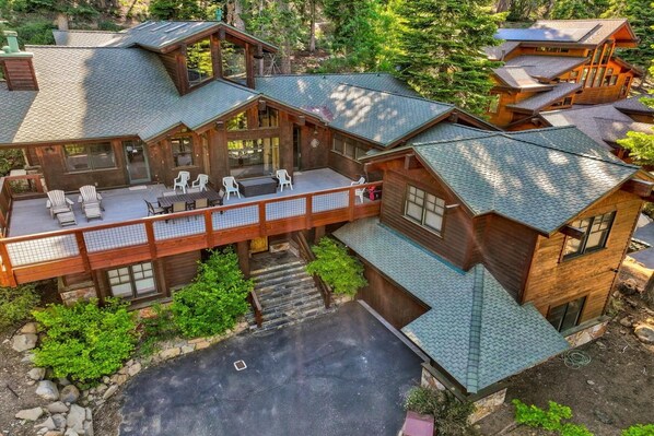 Exterior - Ski-in/Ski-out, HGTV Featured Luxury 4,500 Sq Ft, Private Sauna and Hot Tub (Truckee)