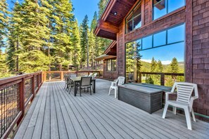Outdoor dining - Ski-in/Ski-out, HGTV Featured Luxury 4,500 Sq Ft, Private Sauna and Hot Tub (Truckee)