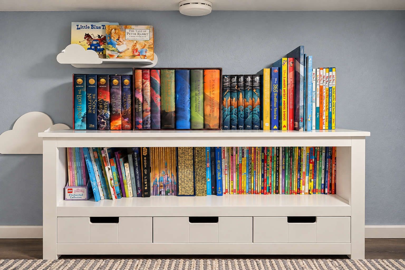 Una estantería con varios libros, incluyendo literatura infantil y guías de viaje.