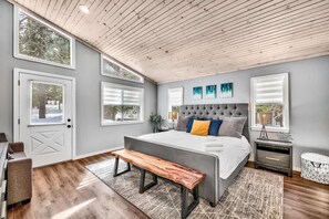 3 slaapkamers, een bureau, een strijkplank/strijkijzer, reisbedje