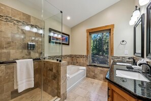 Hair dryer, towels - Hot Tub, Fire Place, Bunk Beds,Trails, Arcade Games, 8 Guests + Extra Kids 5 Yrs Old and Younger (South Lake Tahoe)