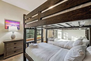 4 slaapkamers, een strijkplank/strijkijzer, reisbedje, gratis wifi