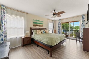 4 soverom, skrivebord, strykejern/-brett og reiseseng for barn