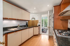 Refrigerador, microondas, horno y lavavajillas 