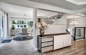 Interior - Cheerful 4-bedroom home with pool and cabana (Renton)