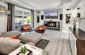 Smart TV, stereo - Cheerful 4-bedroom home with pool and cabana (Renton)