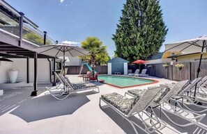 Outdoor pool - Cheerful 4-bedroom home with pool and cabana (Renton)