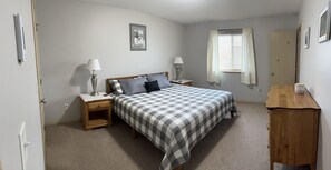 3 chambres, fer et planche à repasser, lit de bébé portatif