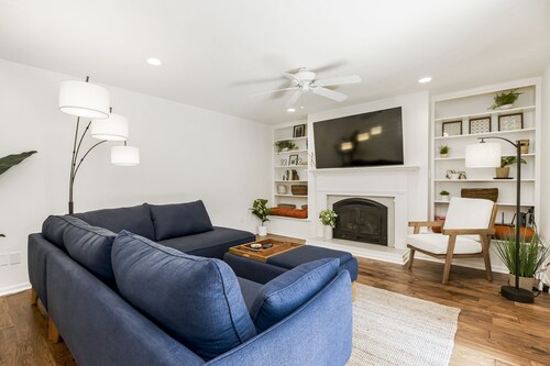 Spacious Ranch with Movie Room, Ping Pong, Putting Green, and Private Yard