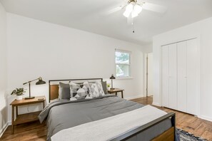 4 عدّة غرف نوم ومكتب ومكواة/لوح كي وسرير سفر