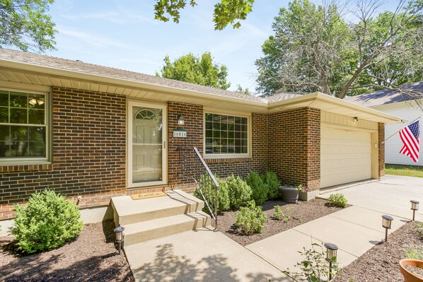 Exterior - Spacious Ranch with Movie Room, Ping Pong, Putting Green, and Private Yard (Olathe)