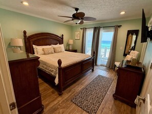 4 slaapkamers, een strijkplank/strijkijzer, reisbedje, gratis wifi