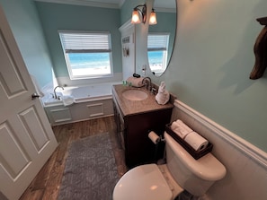 Combined shower/tub, jetted tub, hair dryer, towels