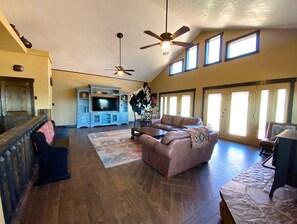 Fernseher, Kamin, Arbeitsbereiche