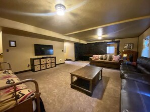 Televisión, chimenea y oficina 