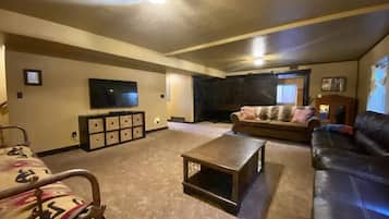 Fernseher, Kamin, Tischfußball, Bücher