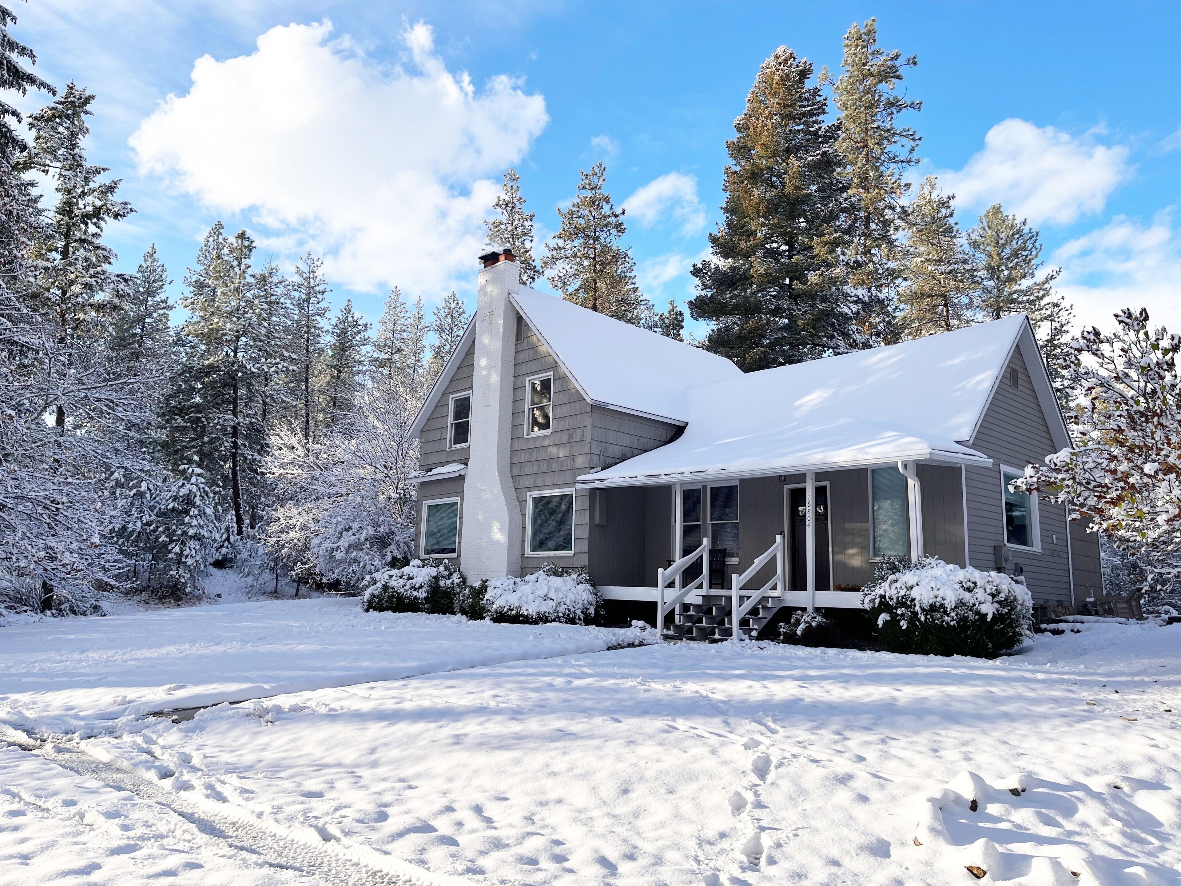 Cozy restored farmhouse on the river! Hot tub, wildlife and trails to explore! 