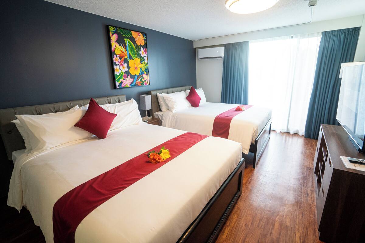 Minibar (mit einigen kostenlosen Artikeln), Zimmersafe