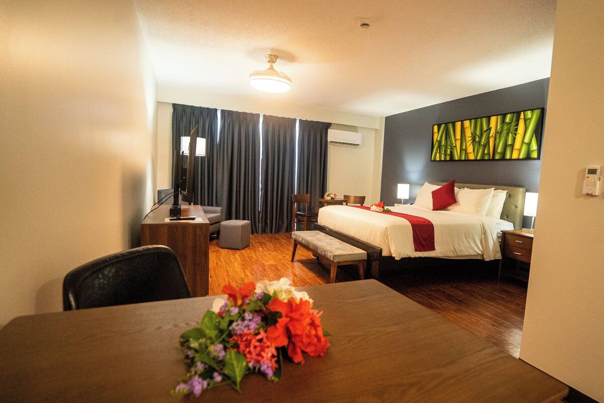 Minibar (mit einigen kostenlosen Artikeln), Zimmersafe