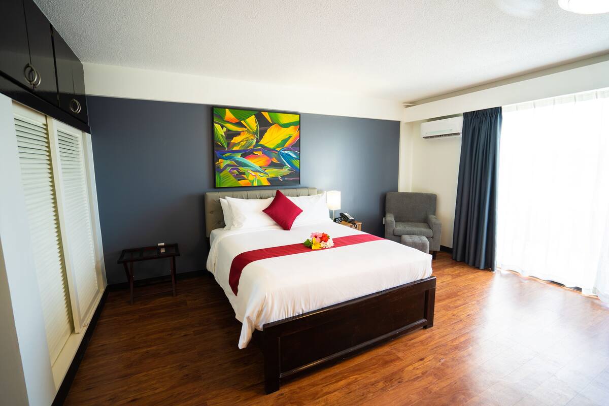 Minibar (mit einigen kostenlosen Artikeln), Zimmersafe