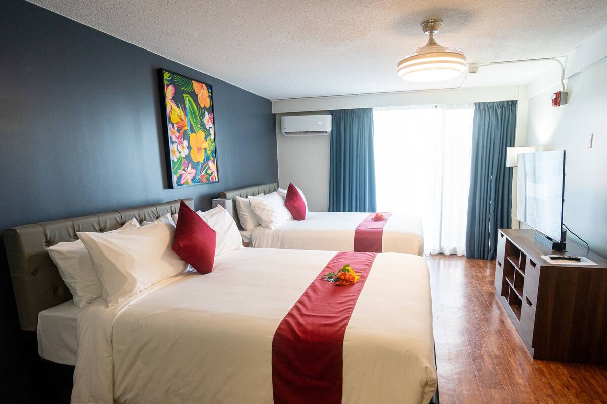 Minibar (mit einigen kostenlosen Artikeln), Zimmersafe