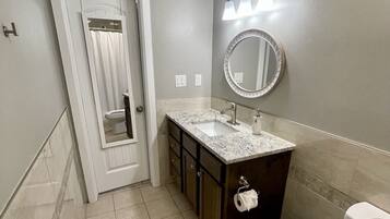 花灑/浴缸組合、提供毛巾、番梘、廁紙