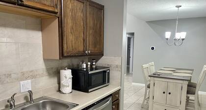 Renovated cozy and clean house near UofA