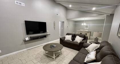 Renovated cozy and clean house near UofA