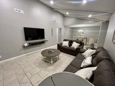 Renovated cozy and clean house near UofA