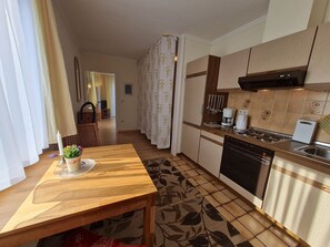 Kjøleskap, mikrobølgeovn, ovn og kokeplater