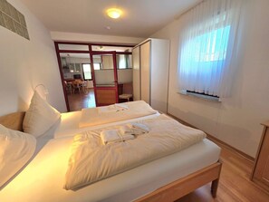 2 bedrooms, iron/ironing board, WiFi