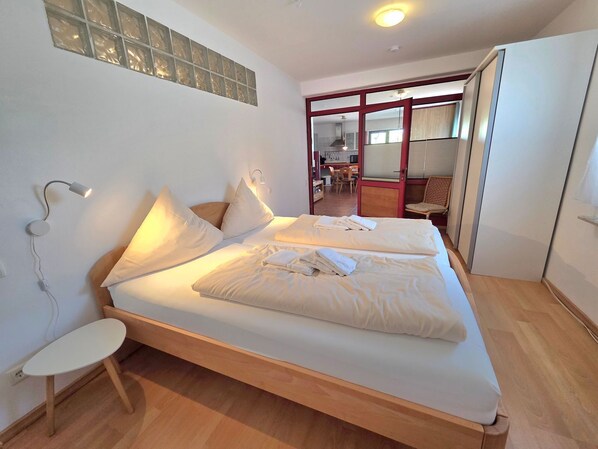 2 bedrooms, iron/ironing board, WiFi