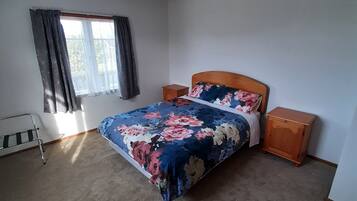 4 bedrooms, desk, iron/ironing board, free WiFi