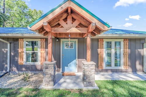 Relaxing, family friendly lodge by the lake.