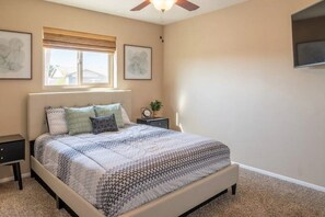 4 bedrooms, free WiFi, bed sheets - Unique 3 bdrm + Studio w/ Lake and Mountain Views (Lake Havasu City)